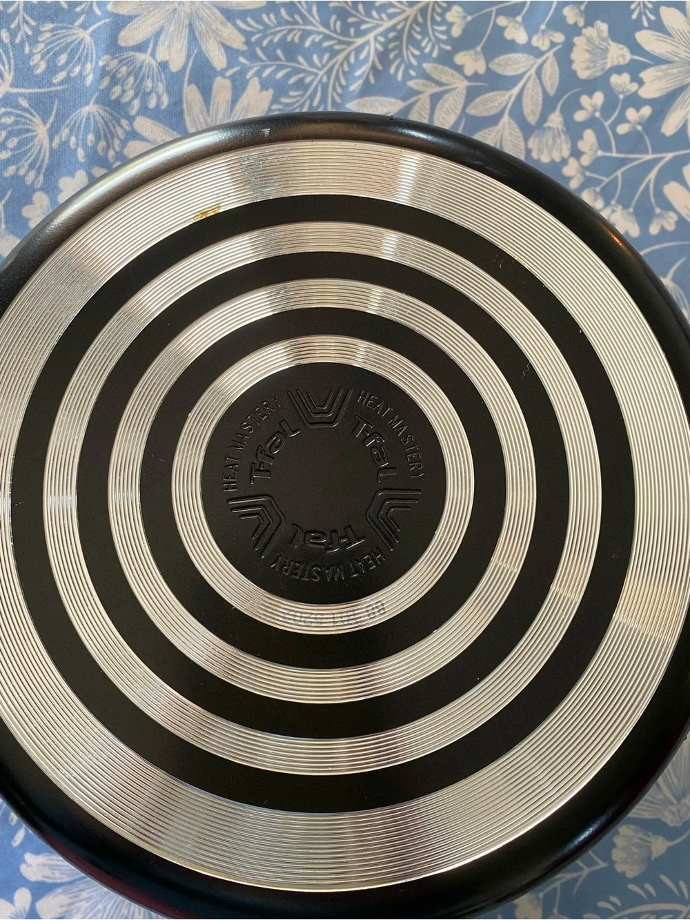 Black Nonstick T-Fal Saucepan with Glass Lid - Kitchen Essential